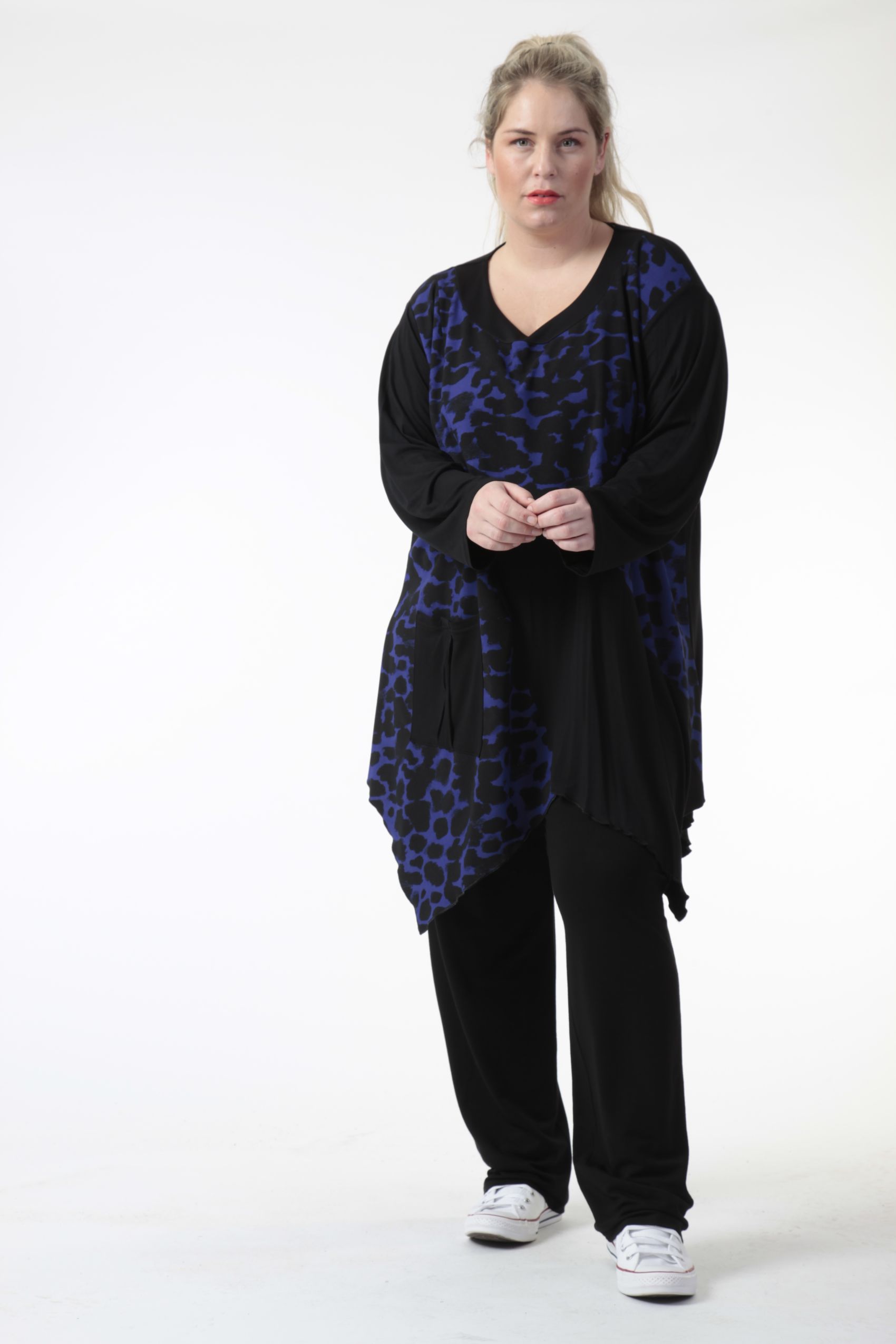  Zipfel Bigshirt von AKH Fashion aus Viskose, 0743.06725, Schwarz-Royalblau, Schick, Modern