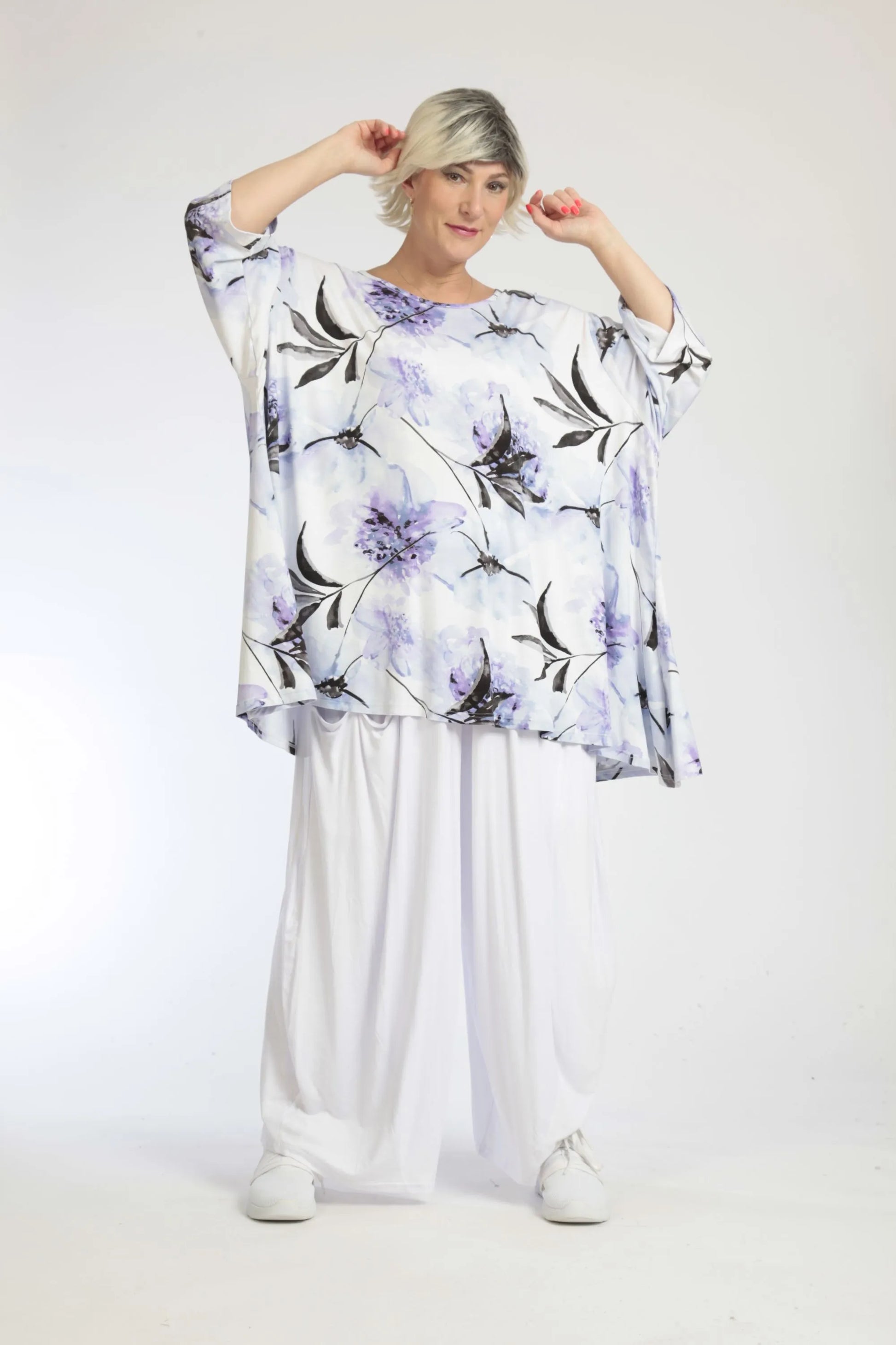  A-Form Bigshirt von AKH Fashion aus Viskose, 1042.00593, Weiß-Flieder, Blumen, Ausgefallen