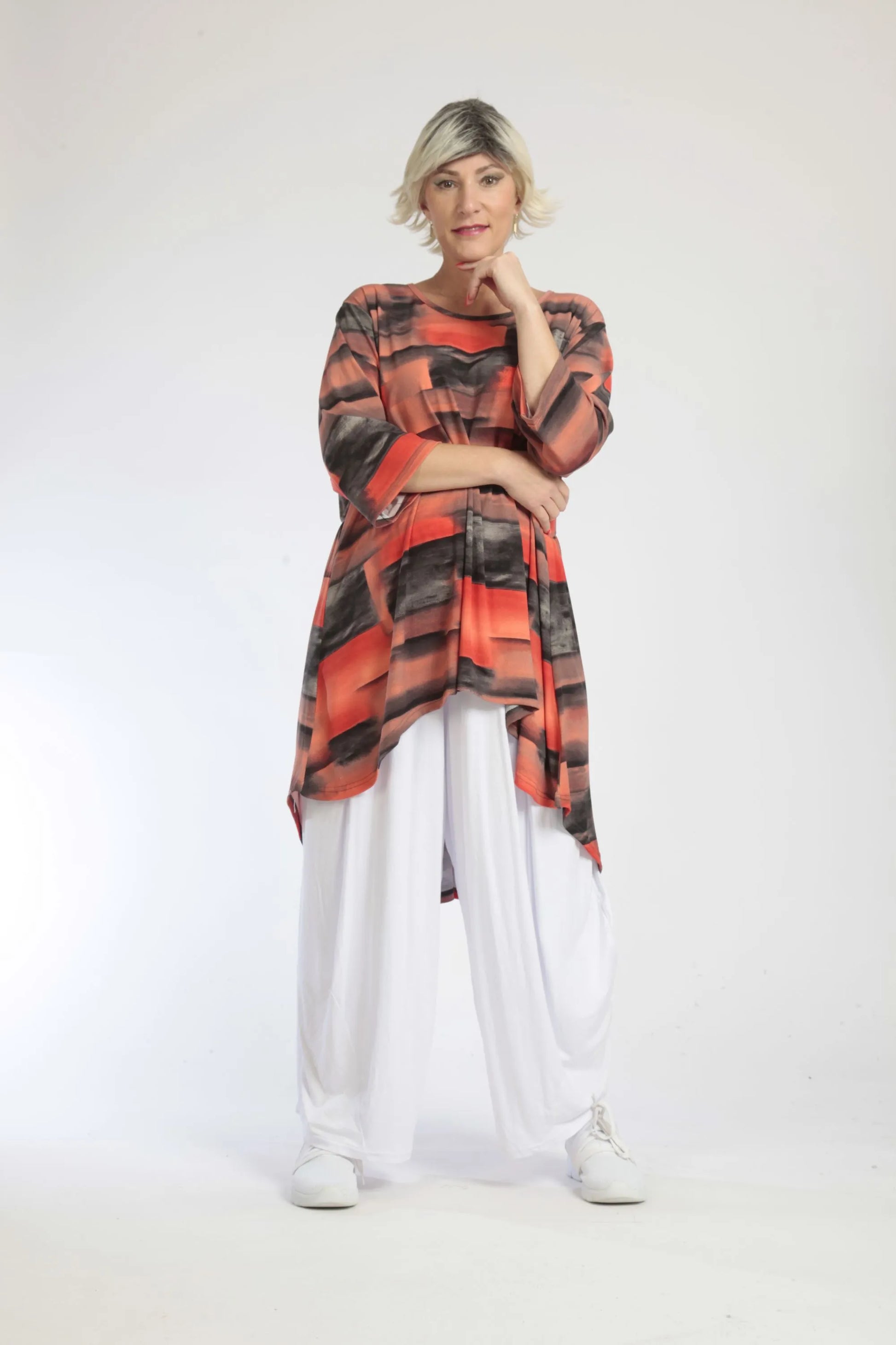  Sportlich-chices Oversize-Shirt in Rot-Grau mit modernem Muster aus weichem Slinky-Material