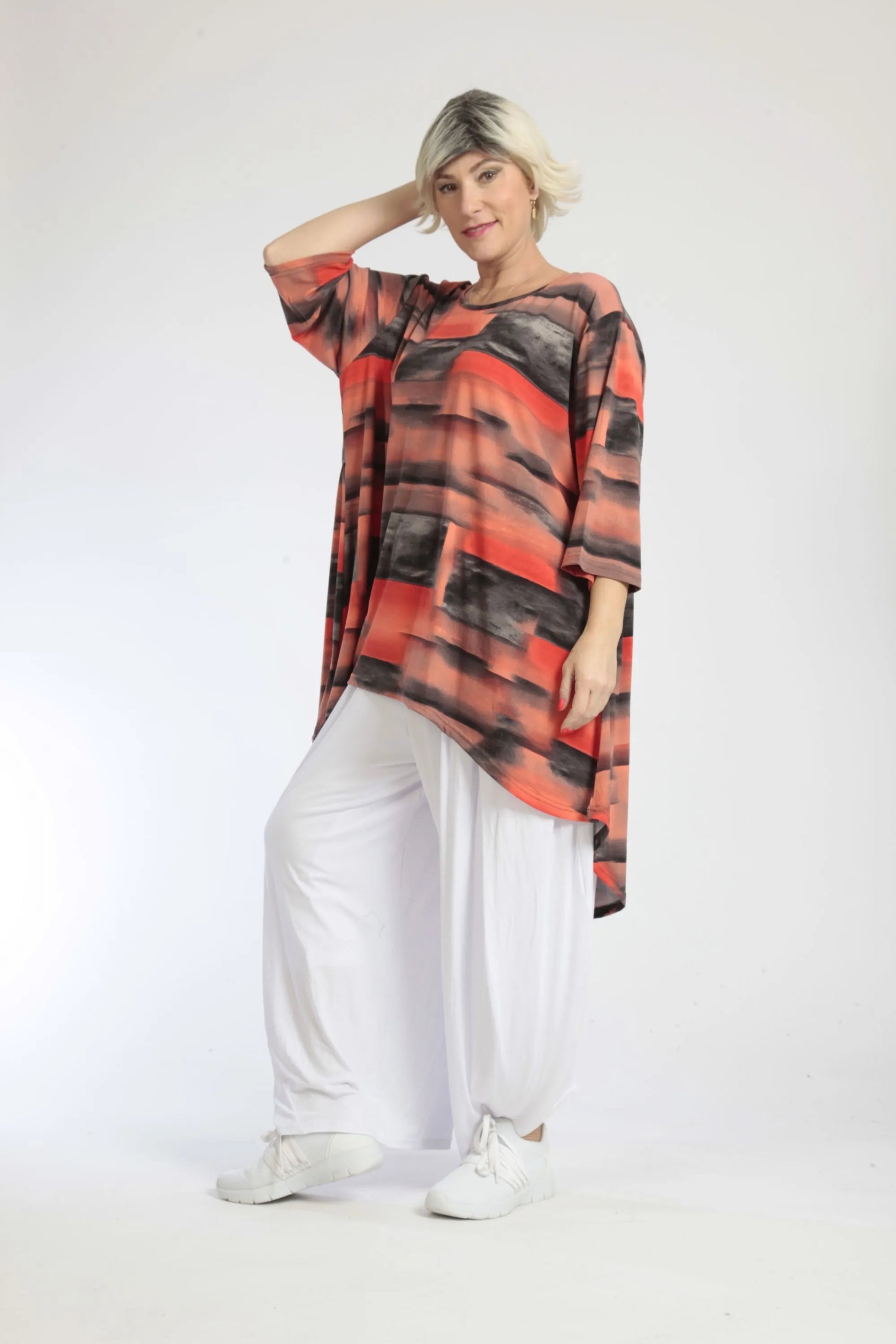  Sportlich-chices Oversize-Shirt in Rot-Grau mit modernem Muster aus weichem Slinky-Material