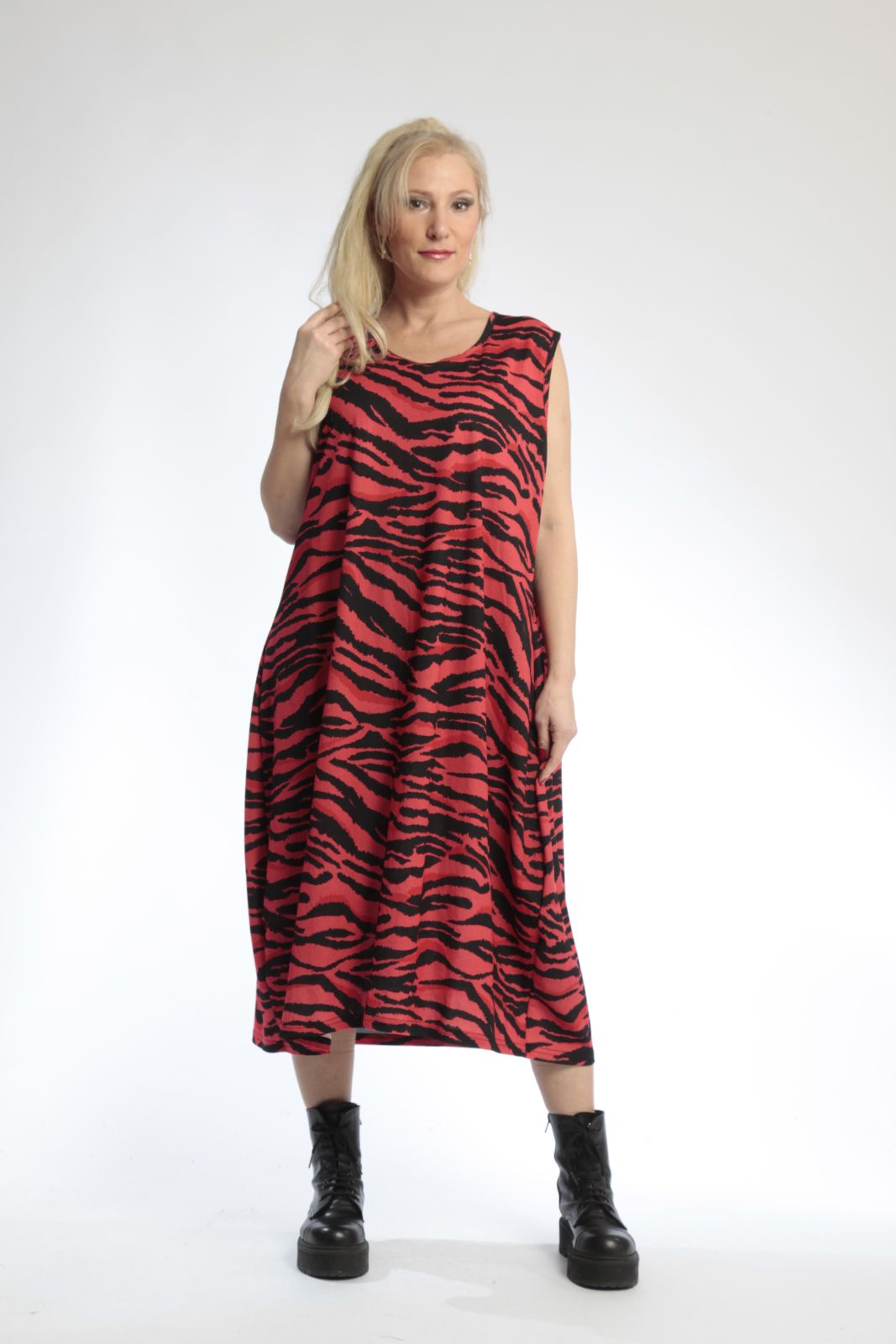  Sportlich-schickes Ballonkleid im aufregenden Zebra-Design in Rot-Schwarz für Plus-Size-Fashionistas