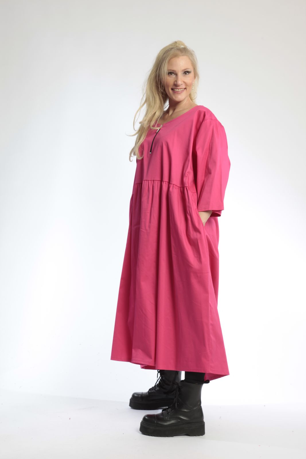  Kleid in leuchtendem Pink für Lagenlooks – 3/4-Ärmel und Rundhals-Ausschnitt im Oversize-Stil