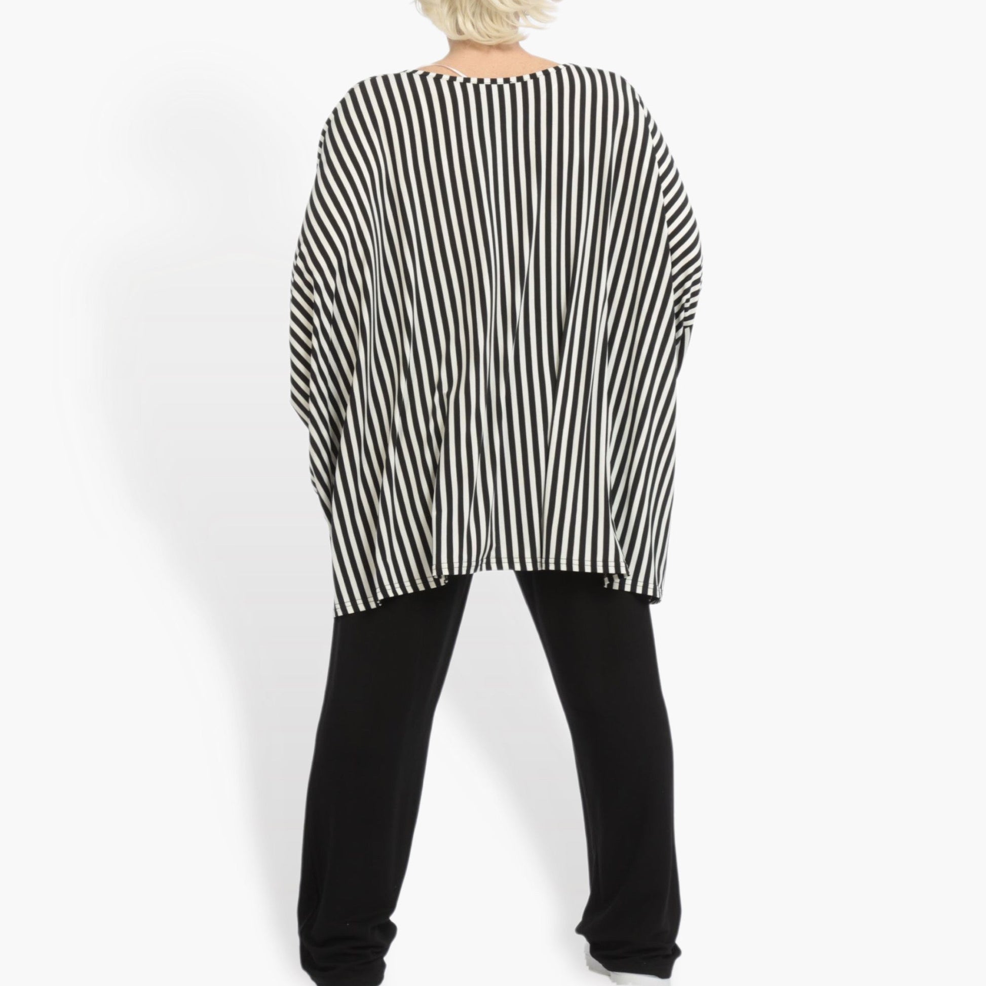  Oversized Shirt mit stilvollem Schwarz-Weiß-Streifenmuster, 3/4-Ärmel und Rundhalsausschnitt in Plus Size