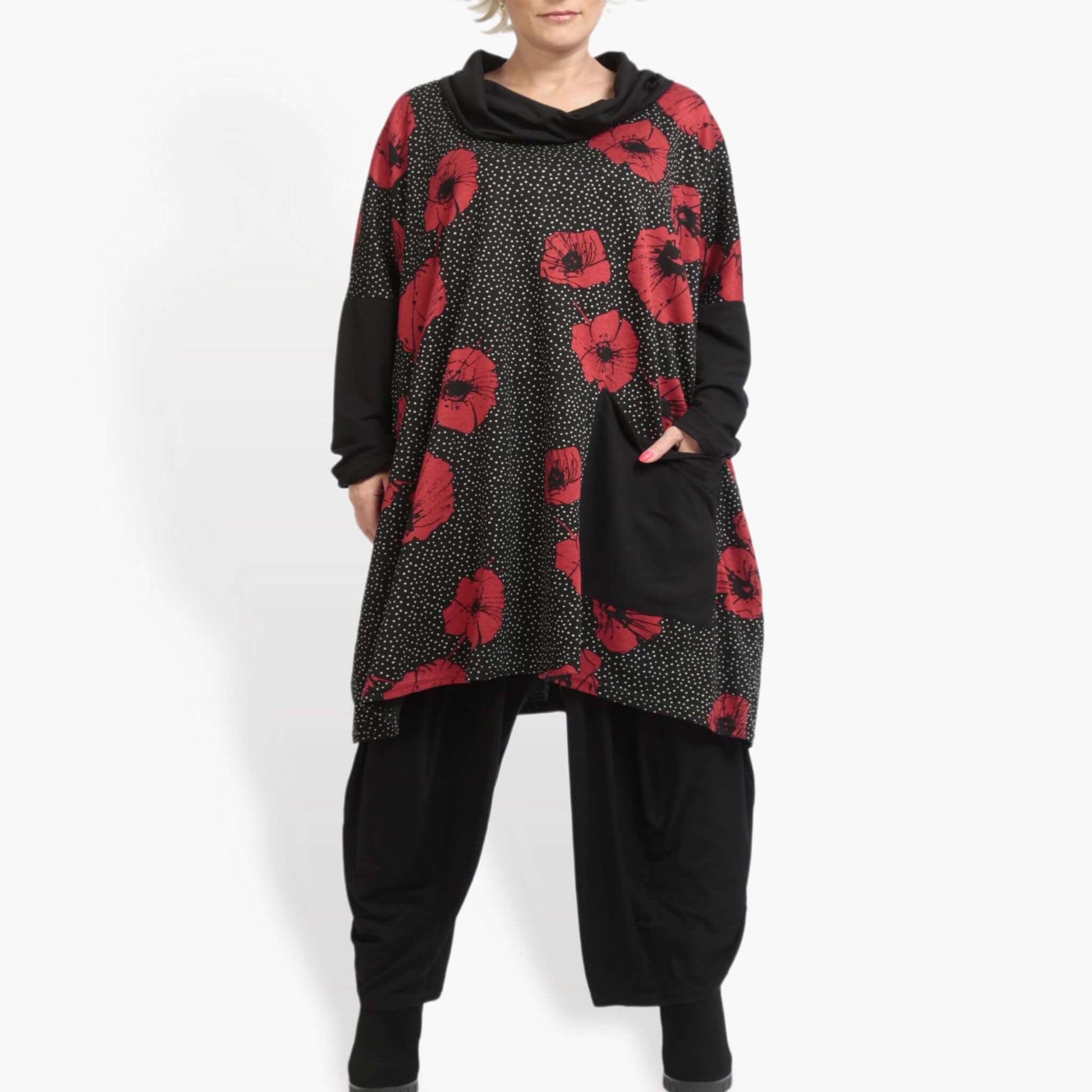  Vielseitiges Shirt in Schwarz-Rot mit lässigem Oversize-Schnitt und praktischen Taschen für den Lagenlook