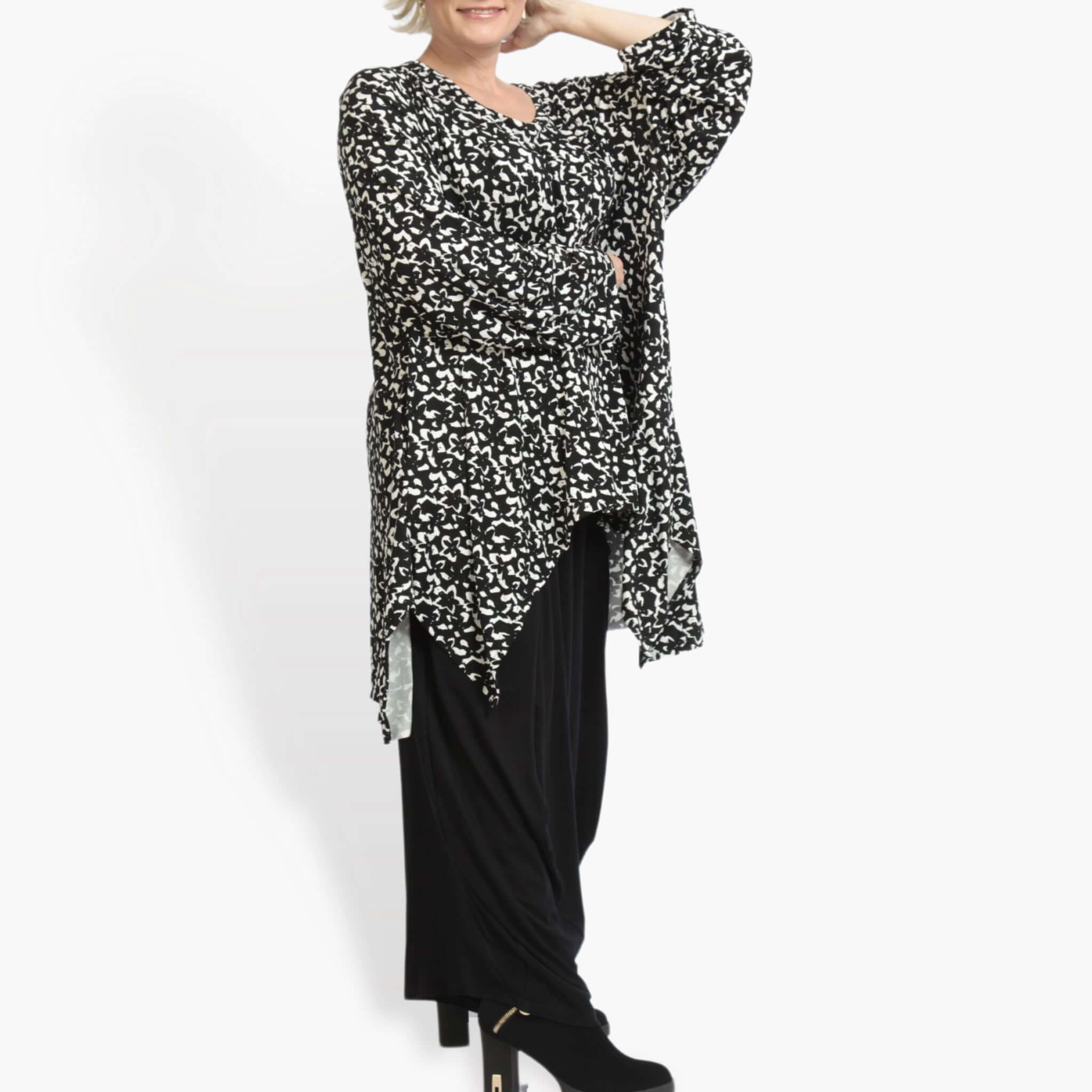  A-Form Bigshirt von AKH Fashion aus Viskose, 0915.06809, Schwarz-Weiß, Blumen, Schick