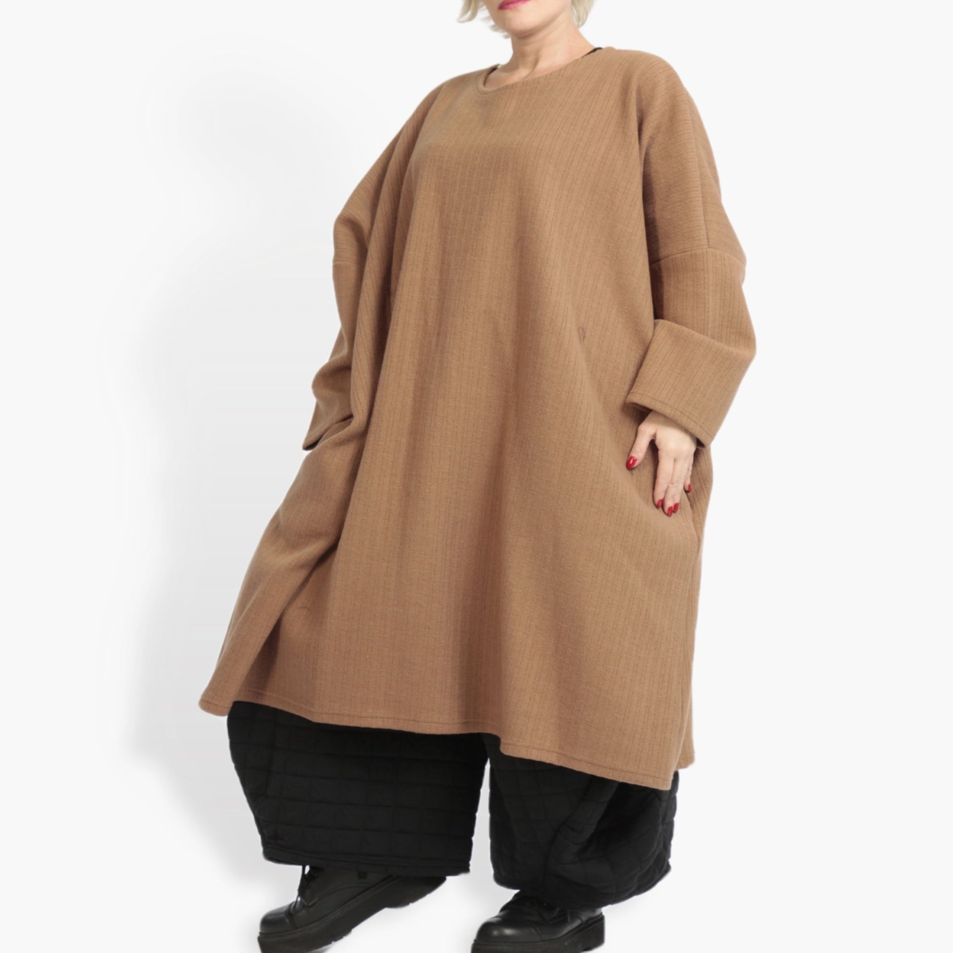  Elegantes Camel Oversize-Kleid mit rundem Ausschnitt für Lagenlook und Plus Size Mode