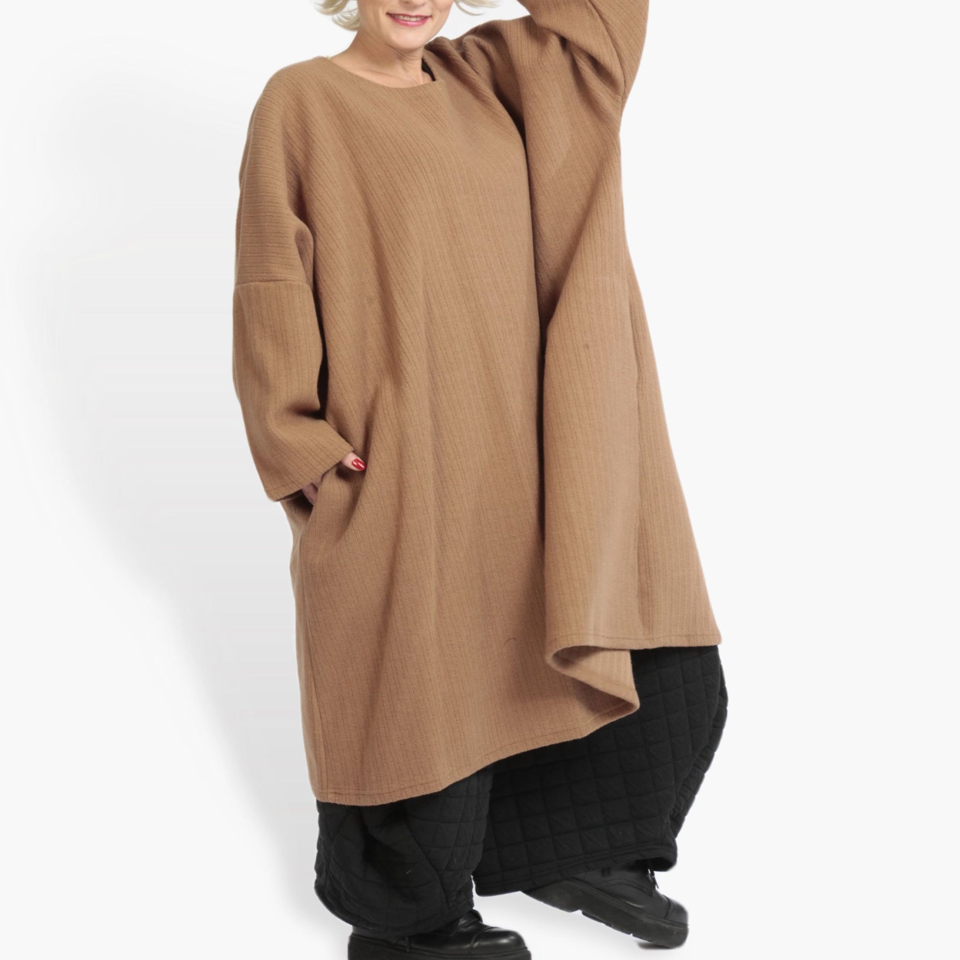  Elegantes Camel Oversize-Kleid mit rundem Ausschnitt für Lagenlook und Plus Size Mode