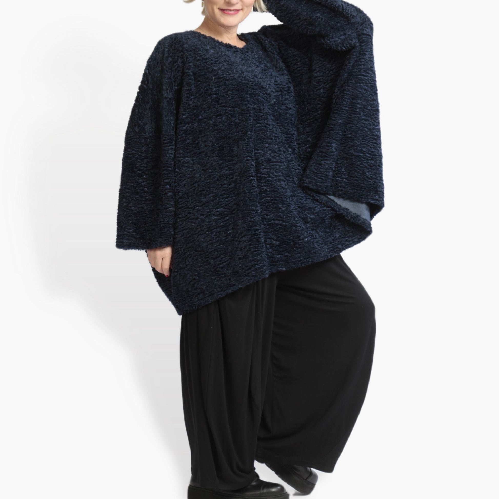  Kastiges Oversize Shirt in unifarbenem Marine für perfekten Tragekomfort im Herbst und Winter