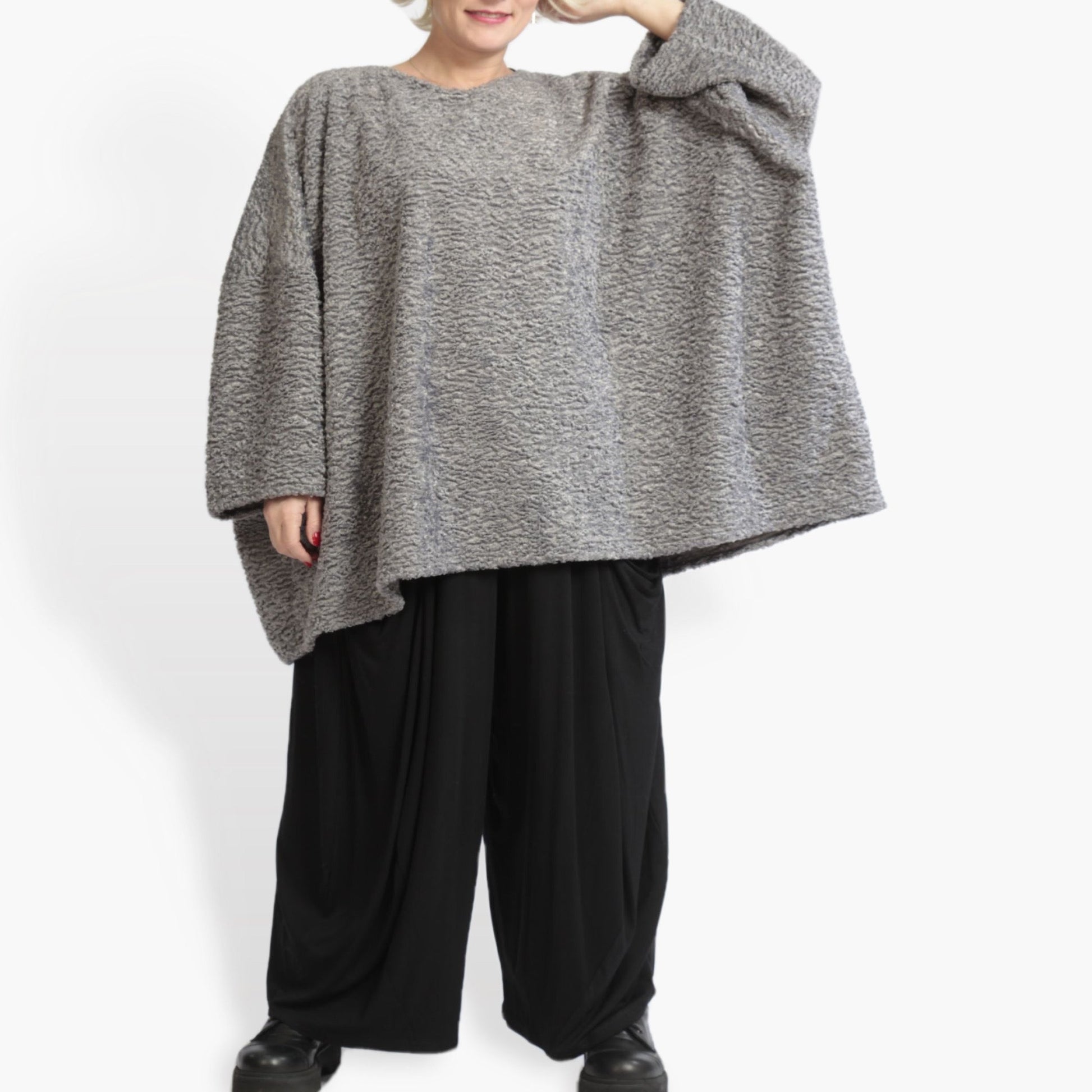  Kuscheliges Oversize Shirt im edlen Silber aus hochwertigem Astrakan Boucle für Plus Size Fashion