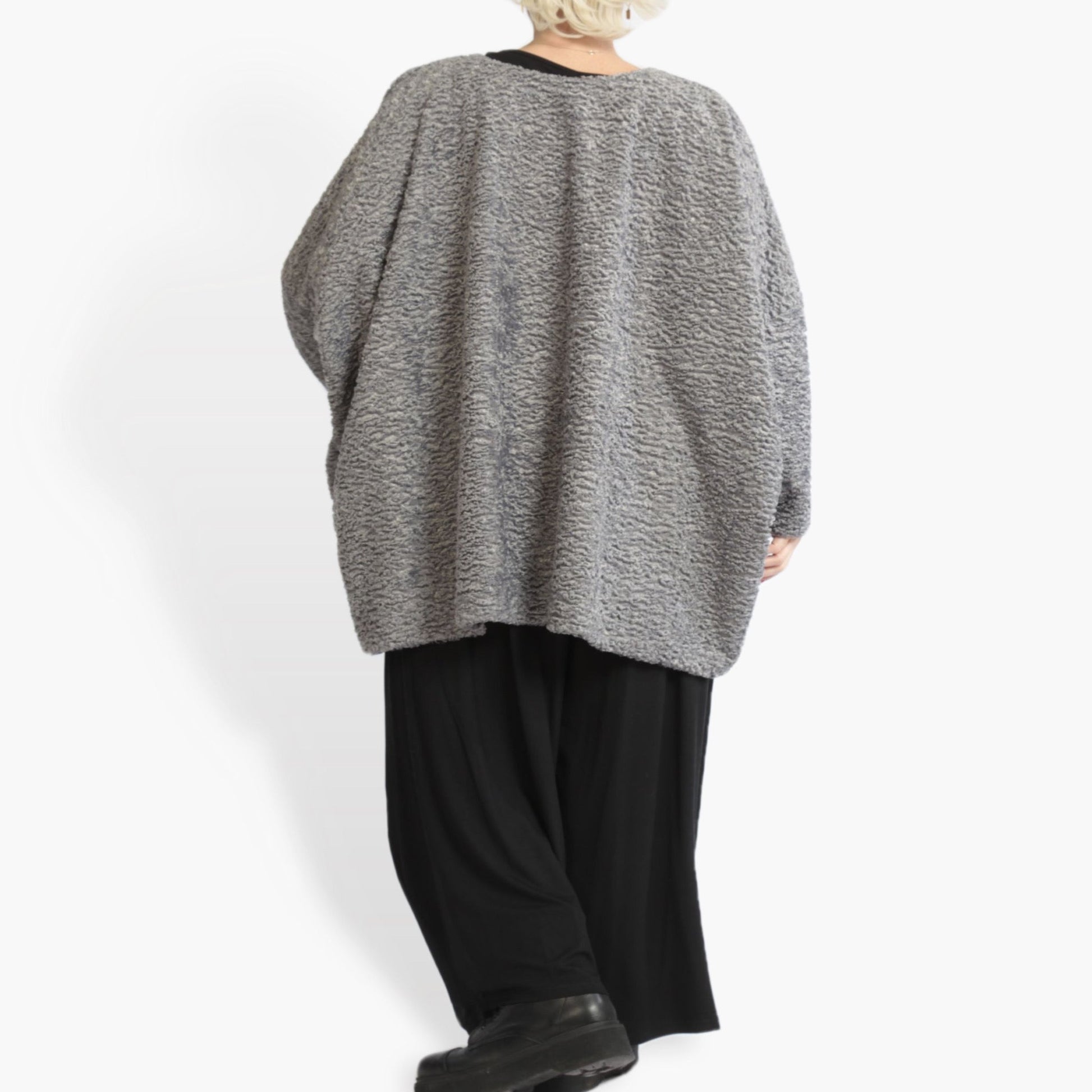  Kuscheliges Oversize Shirt im edlen Silber aus hochwertigem Astrakan Boucle für Plus Size Fashion