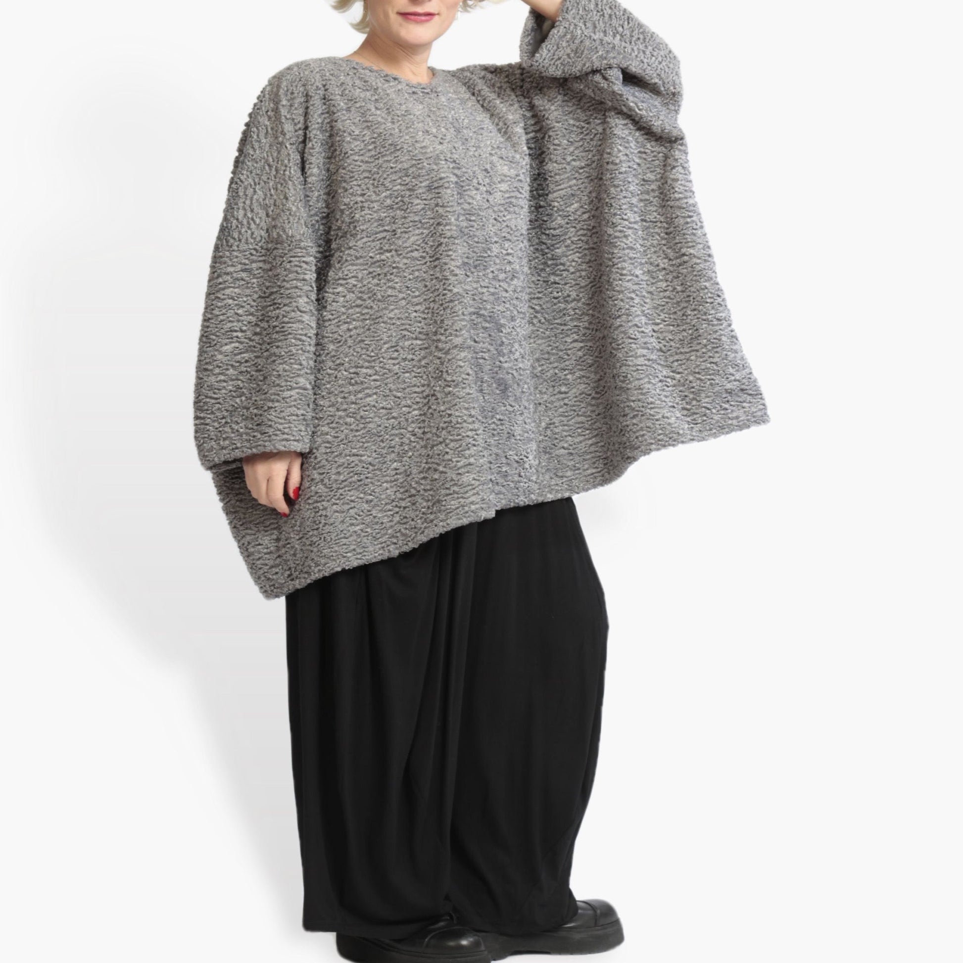  Kuscheliges Oversize Shirt im edlen Silber aus hochwertigem Astrakan Boucle für Plus Size Fashion