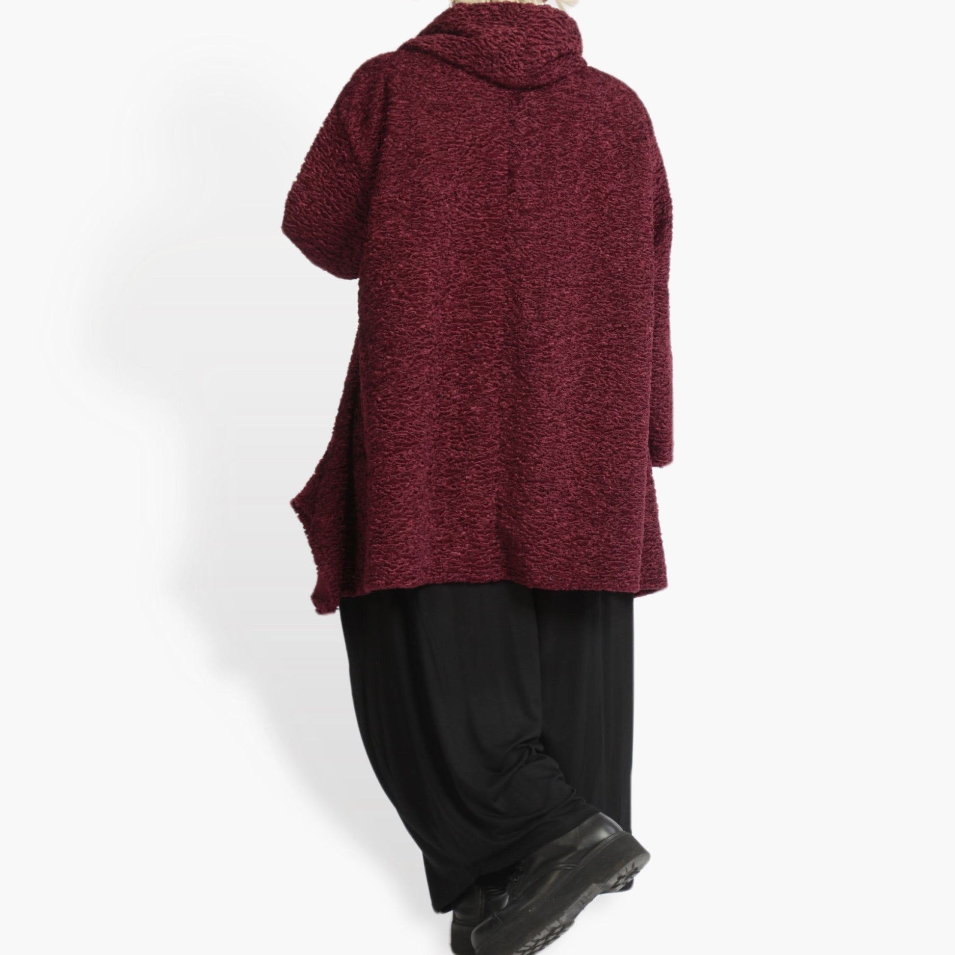  A-Form Shirt in warmem Weinrot aus kuscheligem Boucle für stilvolle Plus Size Mode