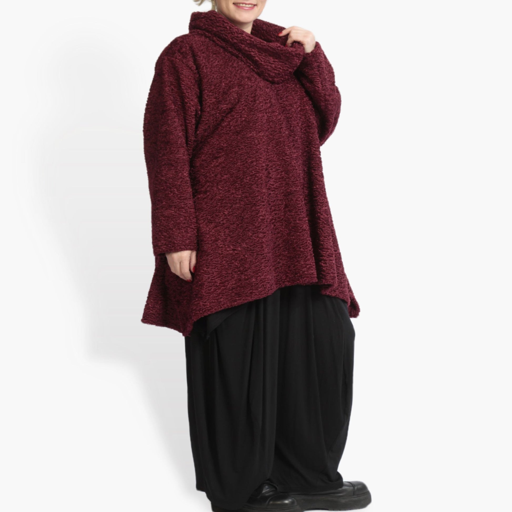  A-Form Shirt in warmem Weinrot aus kuscheligem Boucle für stilvolle Plus Size Mode