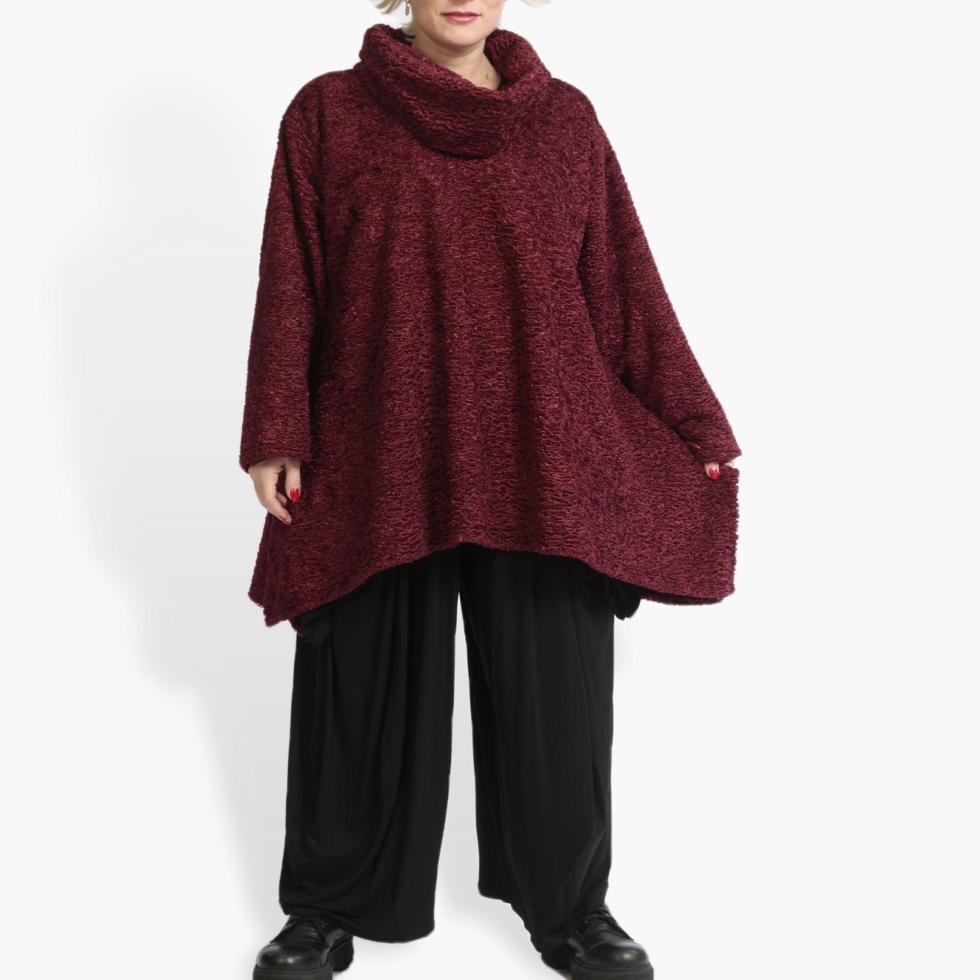  A-Form Shirt in warmem Weinrot aus kuscheligem Boucle für stilvolle Plus Size Mode