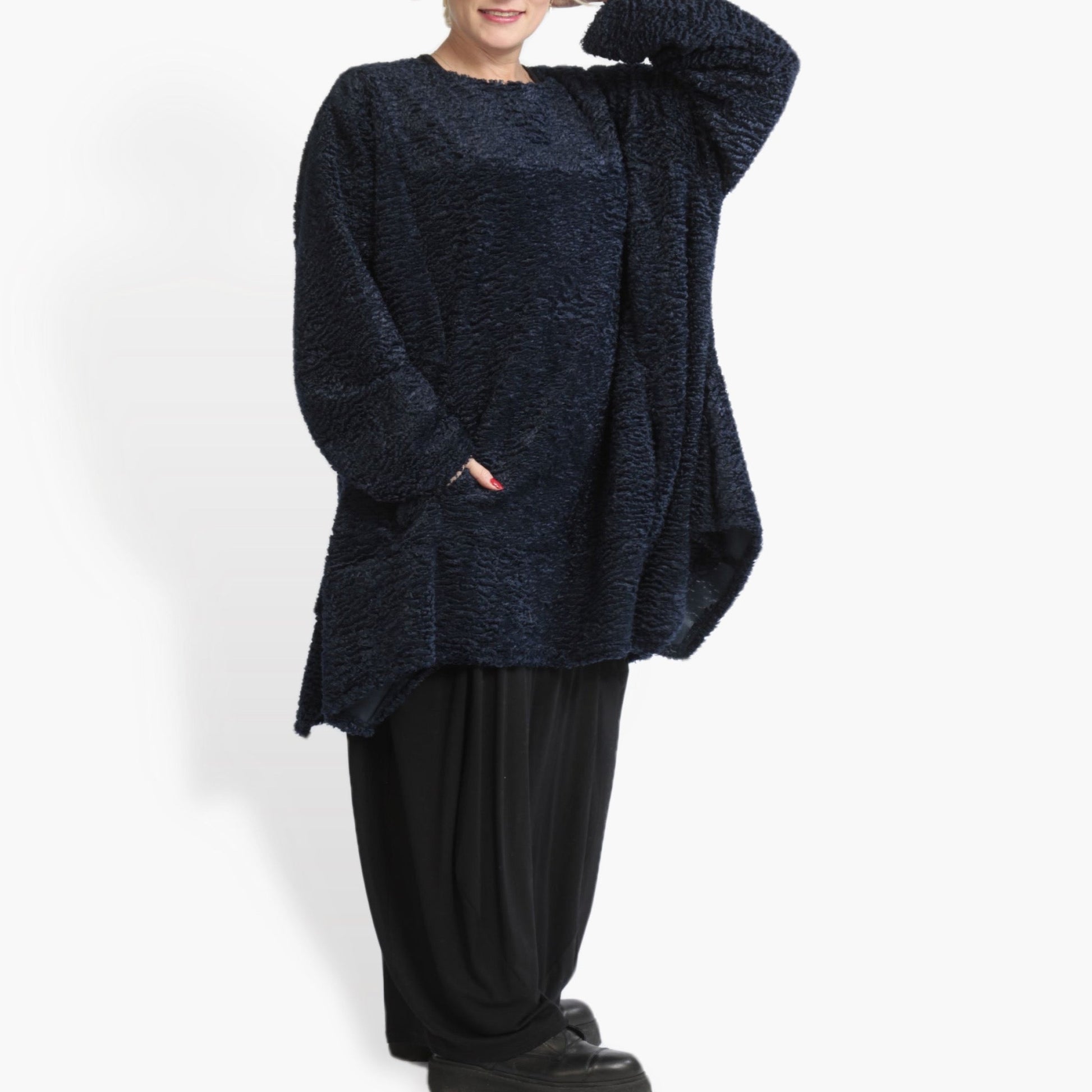  Oversize A-Form Shirt für Plus Size in Marine mit flauschigem Astrakan Boucle und Taschen