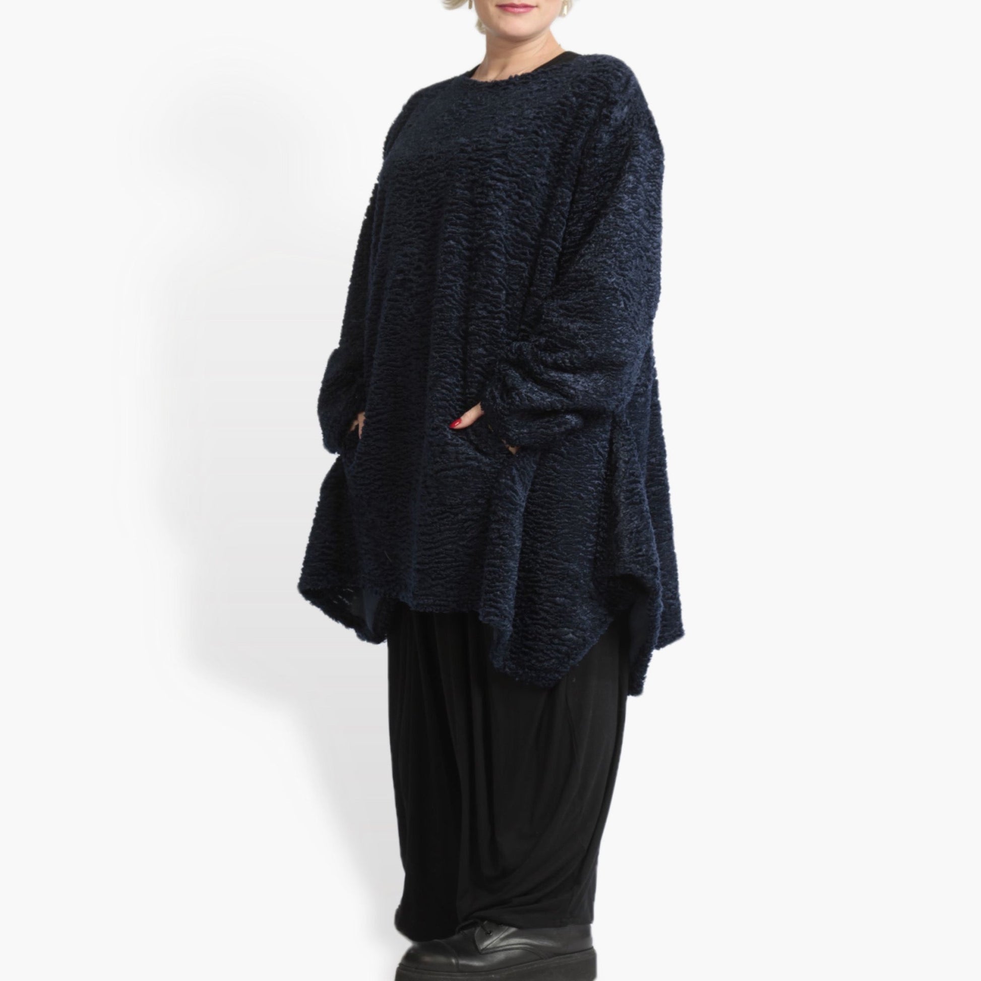  Oversize A-Form Shirt für Plus Size in Marine mit flauschigem Astrakan Boucle und Taschen